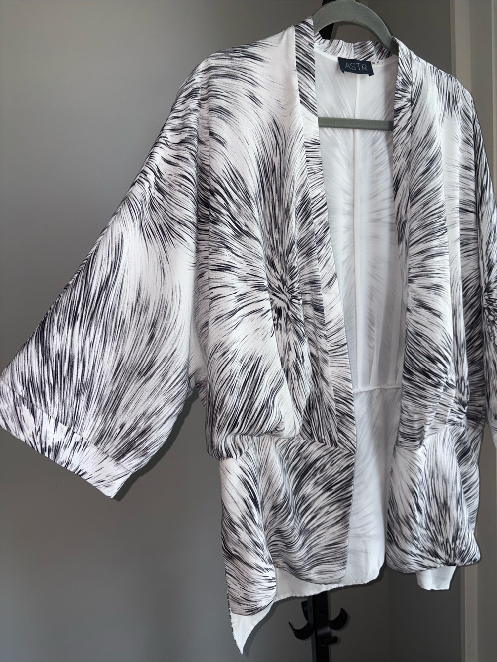 ASTR The Label Kimono Open Front Jacket Sz XS Black & White Lightweight Layering